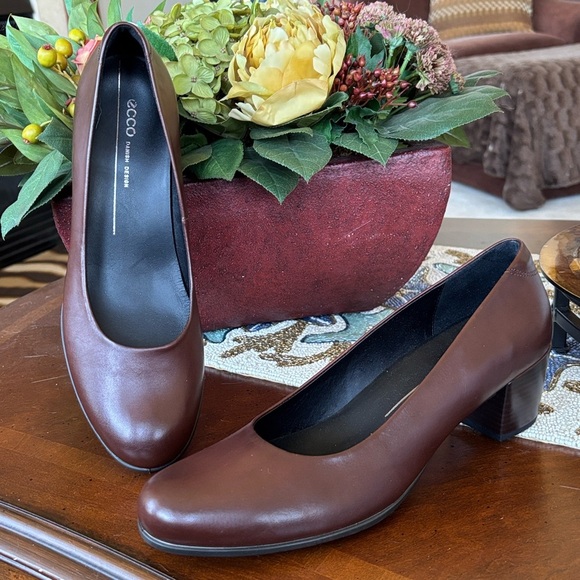 Brand New Ecco Dress Classic 35 Pump Genuine Leather Brown Heels Rounded Toe